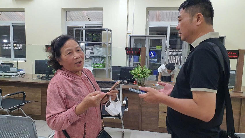 Bà Nguyễn Thi Dung vui vẻ nói về buổi làm việc trong ngày đầu tiên địa phương vận hành hoạt động theo mô hình chính quyền 2 cấp.