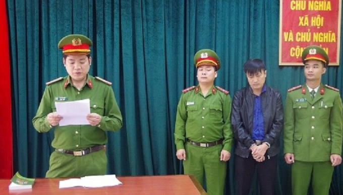 Ông Huy (áo đen), bị lực lượng chức năng khởi tố và bắt giữ.