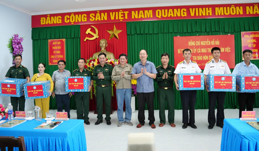Ông Nguyễn Hồ Hải - Bí thư Tỉnh ủy Cà Mau và đoàn công tác tặng quà, động viên các lực lượng trên đảo Hòn Chuối.