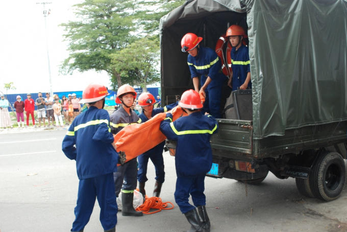 Cảnh sát PCCC TP Đà Nẵng đưa dụng cụ đến để đưa thi thể nạn nhân xuống đất.