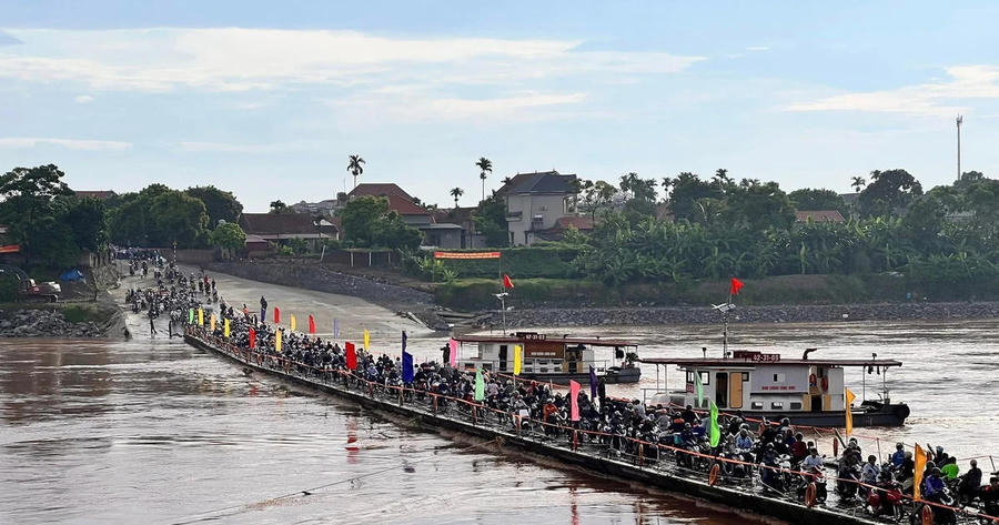 Cầu phao Phong Châu hoạt động trở lại (Ảnh Hùng Lê).