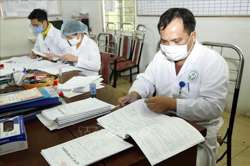  Các bác sĩ tại Bình Xuyên (Vĩnh Phúc) đang gồng mình chống dịch bênh (ảnh: TTXVN)