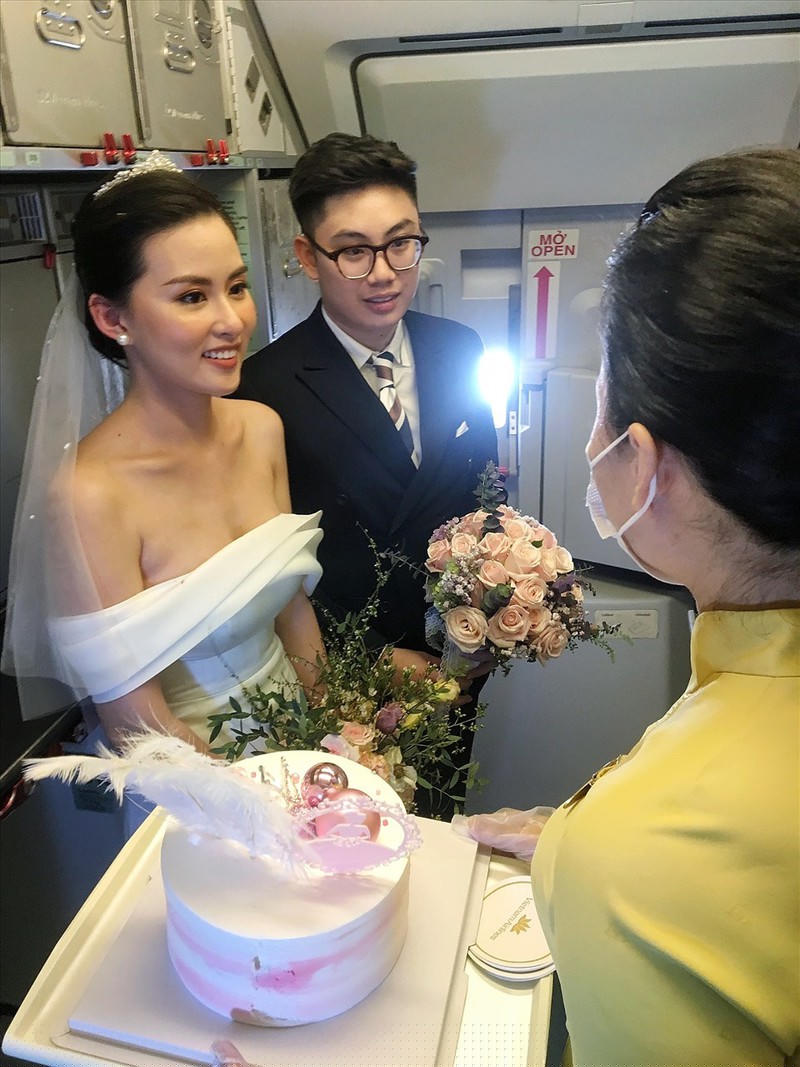 Nhận lời chúc phúc từ phi hành đoàn. Ảnh: VNA 