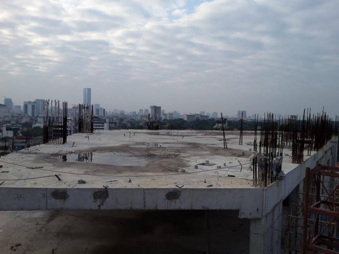 Các thanh sắt chờ phía trên tầng cao nhất đã hoen rỉ.
