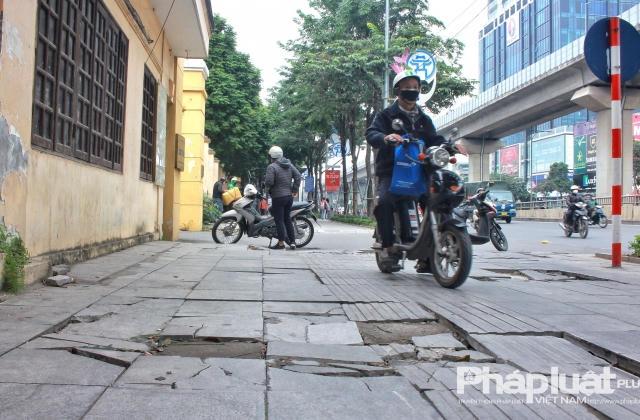 Vỉa hè “có độ bền 70 năm” bị bong tróc, nứt toác chỉ sau vài năm