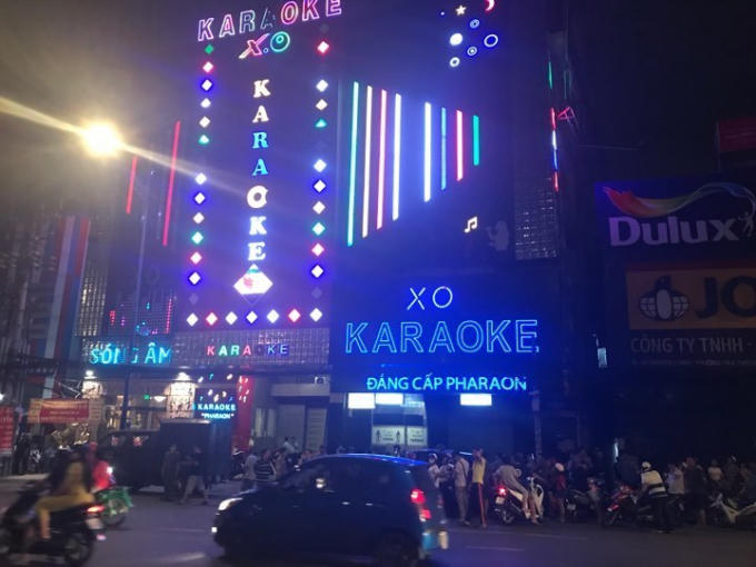 Sau khi khám nhà riêng, cảnh sát tiếp tục áp giải Phúc XO tới quán karaoke cách đó không xa để tiếp tục khám xét.