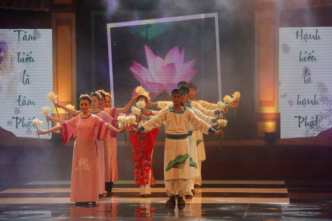 Chương trình văn nghệ tại lễ Vu lan Báo hiếu tại nhà hát lớn Hà Nội.