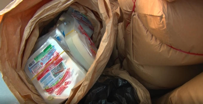 Cơ quan công an thu giữ nhiều bột ngọt giả, máy móc tại nhà đối tượng.