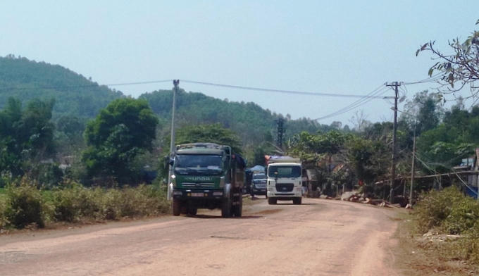 Hàng chục chiếc xe tải bị chặn lại ở đầu đường thuộc xã Tam Đại