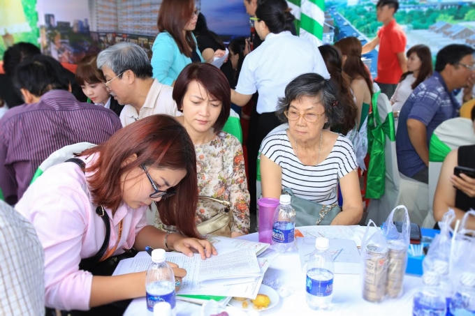 Rất nhiều khách hàng đã làm hồ sơ đặt mua ngay trong ngày ra mắt.