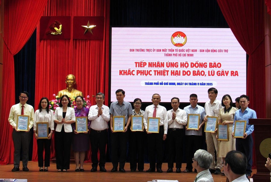 Lãnh đạo Ủy ban MTTQ Việt Nam TP HCM trao thư cảm ơn đến các đơn vị ủng hộ đồng bào khắc phục thiệt hại do bão, lũ gây ra. (Ảnh: Cổng TTĐT TP HCM)