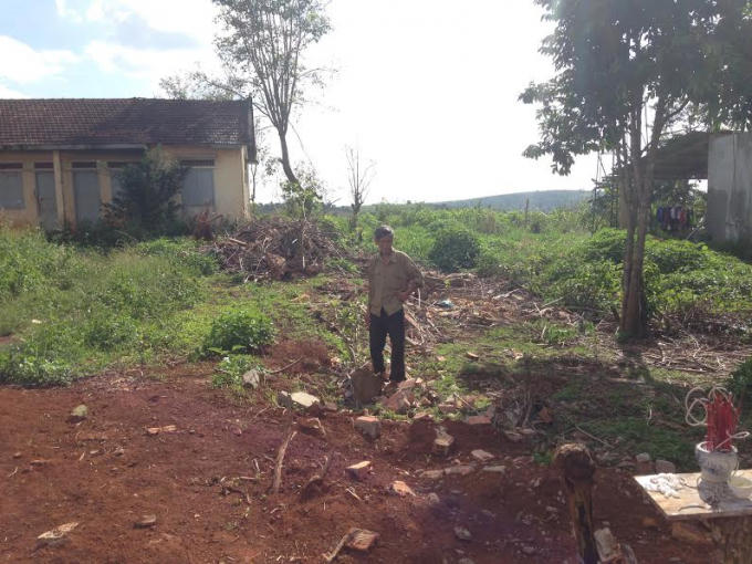 Ông Nguyễn Khắc Chạy bên vị trí căn nhà vừa bị cưỡng chế.