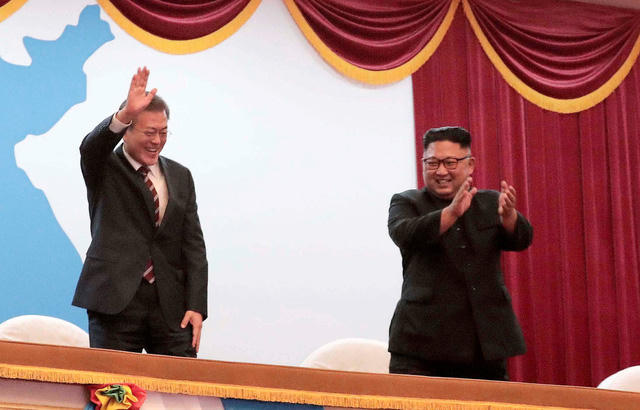 Nhà lãnh đạo Kim Jong-un và Tổng thống Moon Jae-in ngày 18/9 đã tới nhà hát lớn Bình Nhưỡng để tham dự chương trình nghệ thuật đặc biệt sau khi kết thúc cuộc họp thượng đỉnh đầu tiên trong chuyến thăm 3 ngày của nhà lãnh đạo Hàn Quốc.