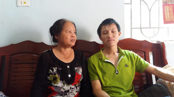 Bà Cấn Thị Ngần bên anh Nguyễn Xuân Hưng- người được nhận giác mạc của con trai bà.