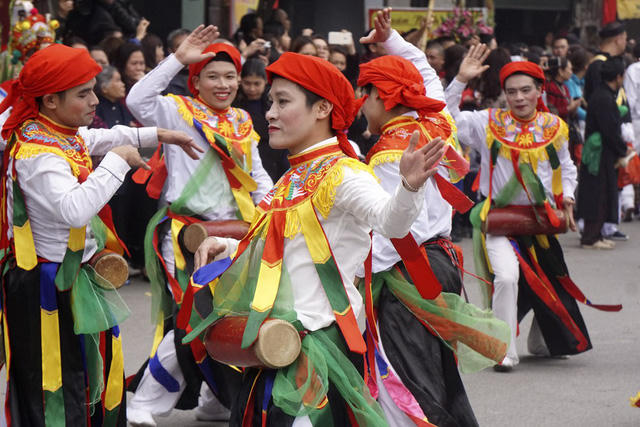 Hà Nội: Trai làng lả lơi trong màn