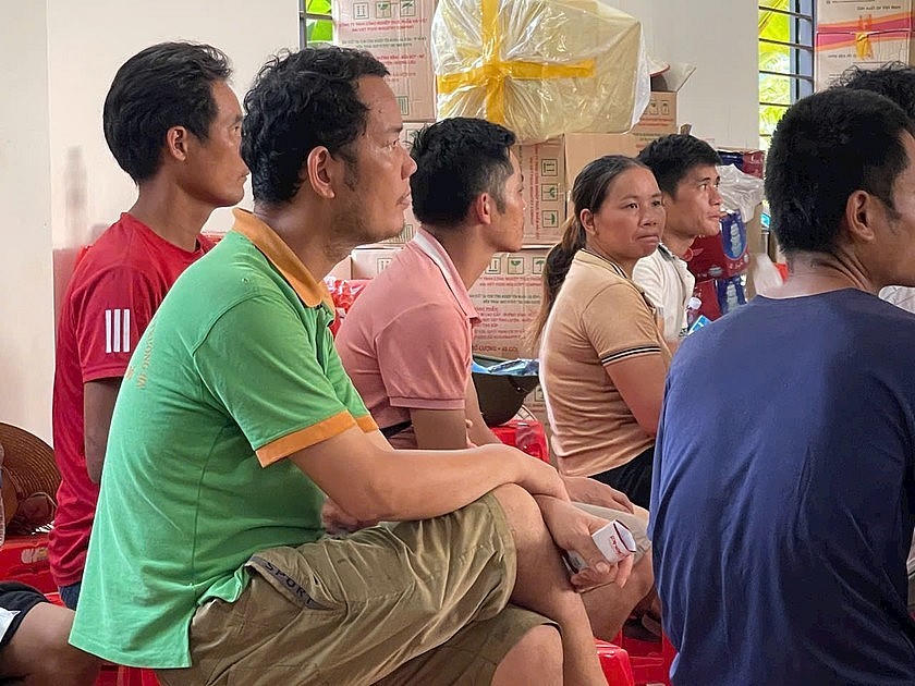 Những gương mặt chờ đợi tìm người thân Làng Nủ.