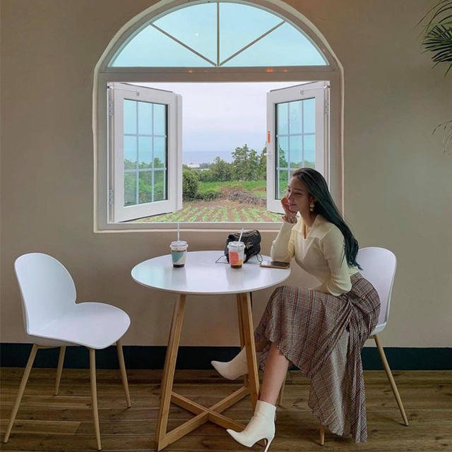 Chẳng cần ăn vận hở hang, RHea vẫn chiếm trọn spotlight những nơi mà cô đặt chân đến vì sức hút khiến nhiều người khó lòng rời mặt.
