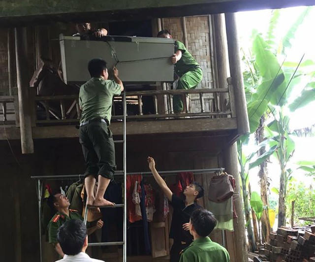 Cán bộ chiến sĩ Công an huyện Tương Dương giúp người dân ở những khu vực trọng yếu có nguy cơ sạt lở di chuyển đồ đạc đến nơi an toàn.