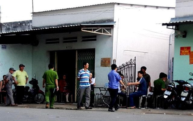 Lực lượng chức năng khám nghiệm hiện trường vụ việc.