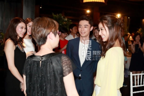 Lâm Tâm Như và Hoắc Kiến Hoa đang trò chuyện với khách.