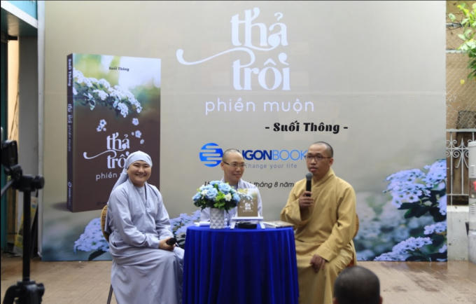 Sư cô Suối Thông (giữa) hiện đang là du học sinh chuyên ngành Triết học