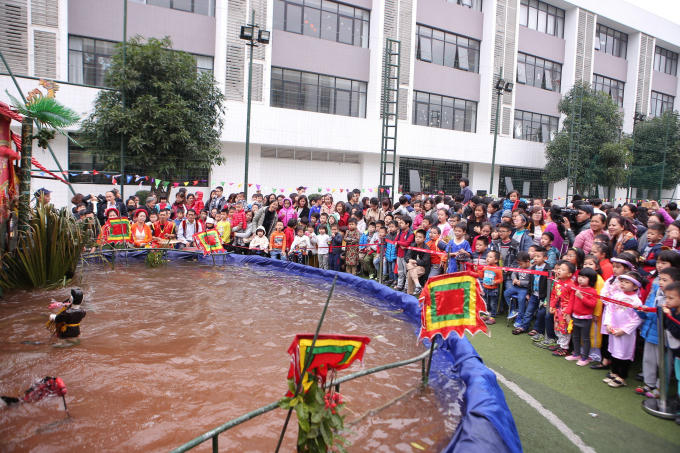 Khu vực sân khấu Múa rối nước luôn là điểm níu chân rất nhiều phụ huynh, học sinh. Chương trình không chỉ là một sự kiện vui xuân đón Tết thường niên của học sinh Vinschool mà còn là một hoạt động học tập thiết thực để hiểu hơn về Tết truyền thống, Tết năm châu.
