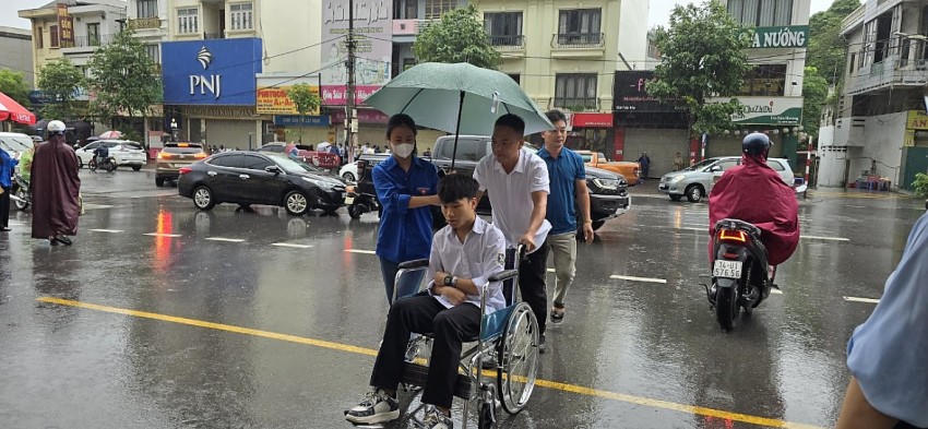 Thí sinh Trần Anh Tuấn mặc dù đang phải nằm viện nhưng em vẫn cố gắng tham gia dự thi. Ảnh: Nguyễn Quang