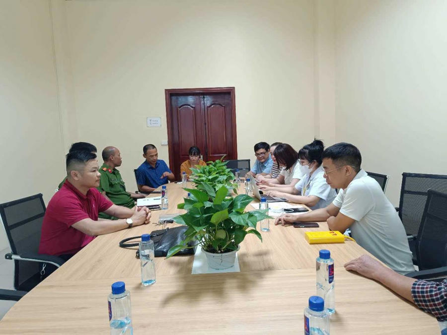 Đoàn kiểm tra liên ngành làm việc trực tiếp tại Công ty TNHH Tian Jian Việt Nam liên quan đến vụ việc công nhân phản ánh nghi do ngộ độc thực phẩm. (Ảnh: Công thông tin phường Yên Tử, Quảng Ninh).