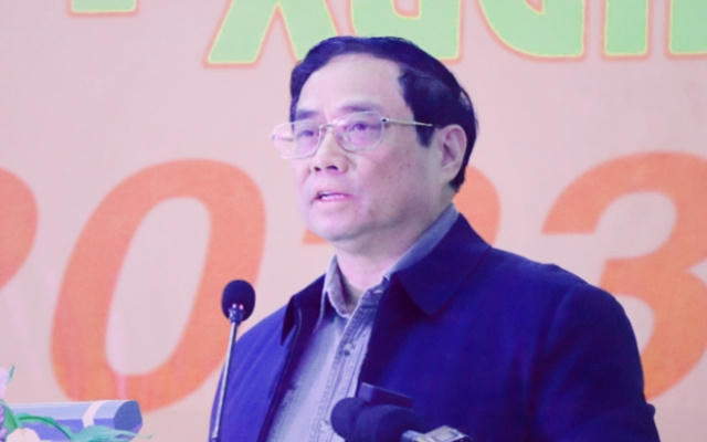Thủ tướng Phạm Minh Chính tặng quà cho công nhân lao động tại Phú Yên