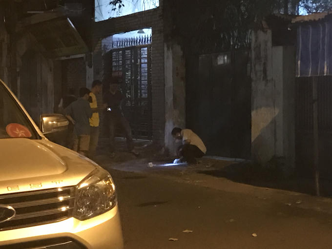 Lực lượng chức năng thu thập dấu vết tại hiện trường