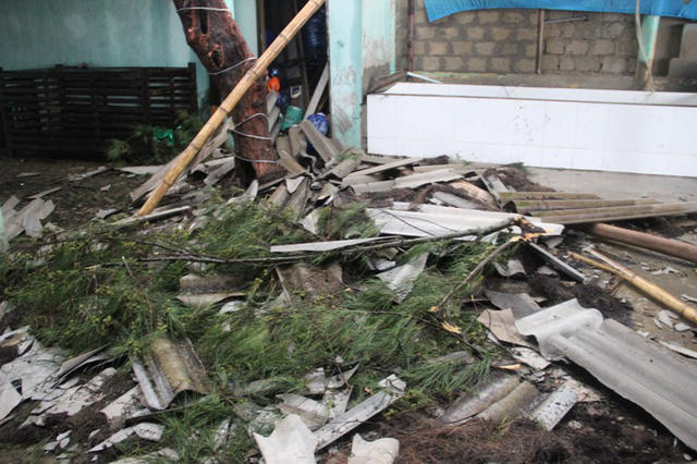 Tại huyện Vĩnh Linh, ông Trần Hữu Hùng, Chủ tịch UBND huyện Vĩnh Linh cho biết, địa phương này là nơi bị cơn bão quét qua, thiệt hại chủ yếu là nhà cửa bị tốc mái, nhưng không nhiều.