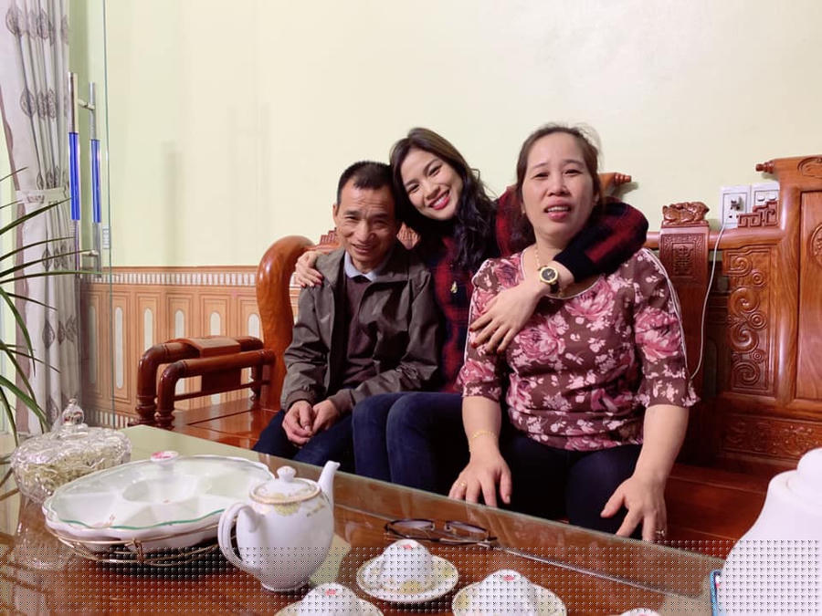 ngo ngang a hau bi tuoc danh hieu phai o nha thue, di lam bang xe may hinh anh 2