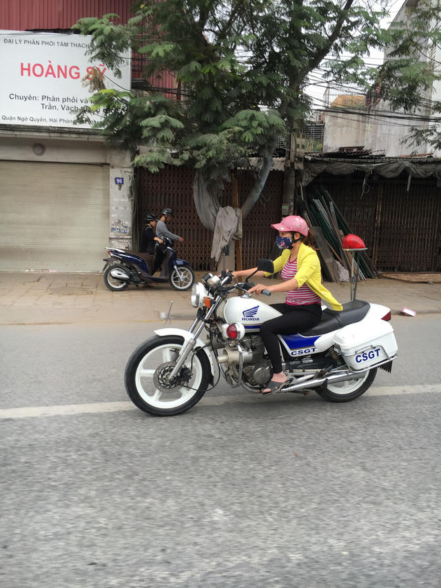 Chiếc xe đặc chủng do người phụ nữ mặc thường phục điều khiển lan truyền trên mạng. (Ảnh bạn đọc cung cấp).