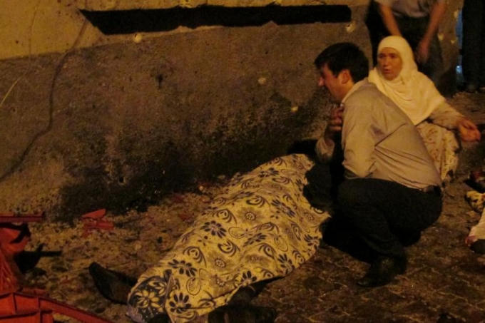 Hiện trường vụ đẫm máu sau vụ đánh bom tự sát. (Ảnh: Reuters)
