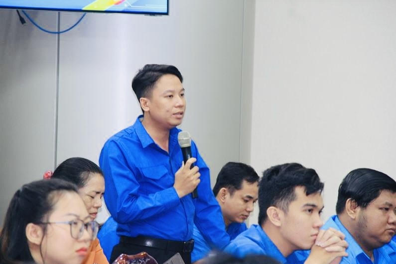 Đại diện cán bộ, đoàn viên, thanh niên phát biểu ý kiến tại buổi đối thoại.