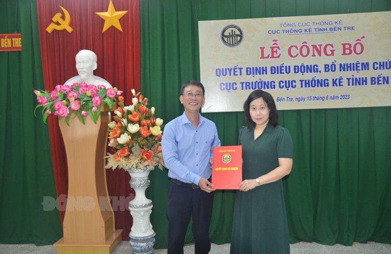 Tổng cục trưởng Tổng Cục thống kê Nguyễn Thị Hương trao quyết định cho Cục trưởng Cục Thống kê tỉnh Võ Thanh Sang. (Ảnh: Báo Đồng Khởi)