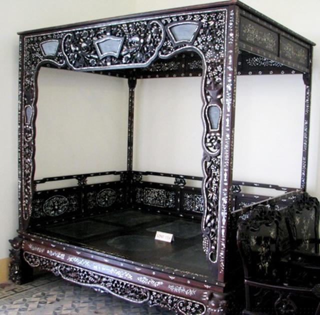 Trong nhà còn lưu giữ được chiếc giường nóng và giường lạnh sang trọng. Giường nóng được làm từ gỗ giáng hương, được ông Trần Trinh Huy dùng vào mùa mưa, còn giường lạnh làm từ gỗ sưa có khảm đá cẩm thạch rất tỉ mỉ được dùng vào mùa nắng nóng.