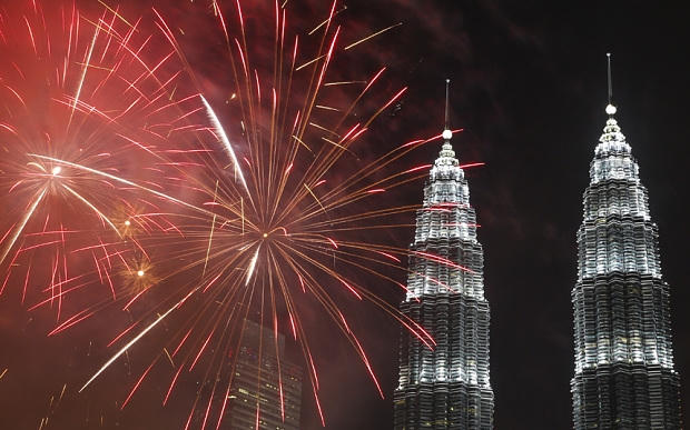 Malaysia cũng chào đón năm mới bằng những màn pháo hoa rực trời. (Ảnh: Telegraph)