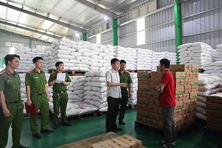 Lực lượng chức năng Công an tỉnh Phú Thọ kiểm tra kho khàng Công ty TNHH Việt Nam Famimoto. (Ảnh: Công an Phú Thọ)