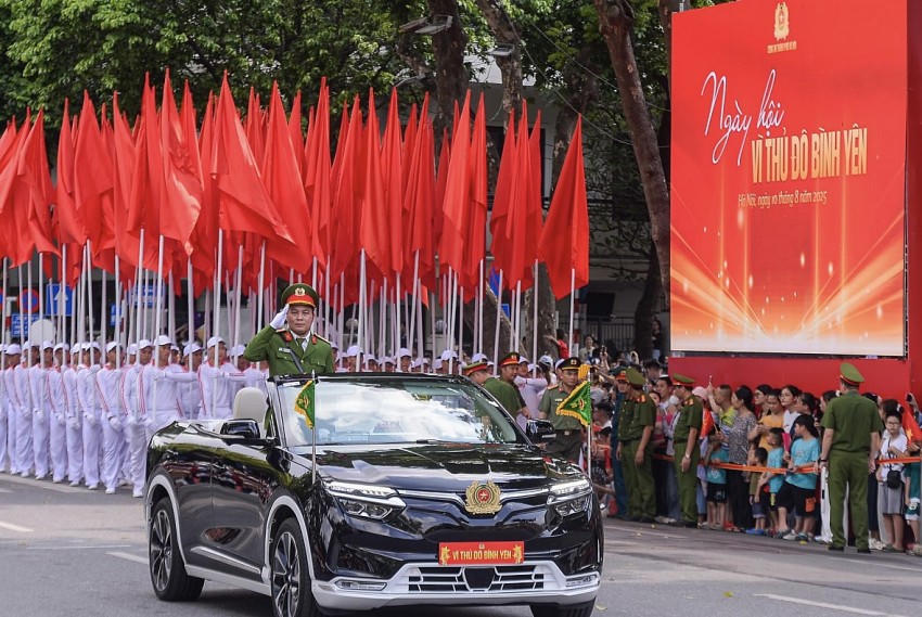 Điểm nhấn của chương trình là phần diễu hành với sự tham gia của gần 3.000 cán bộ, chiến sĩ và quần chúng