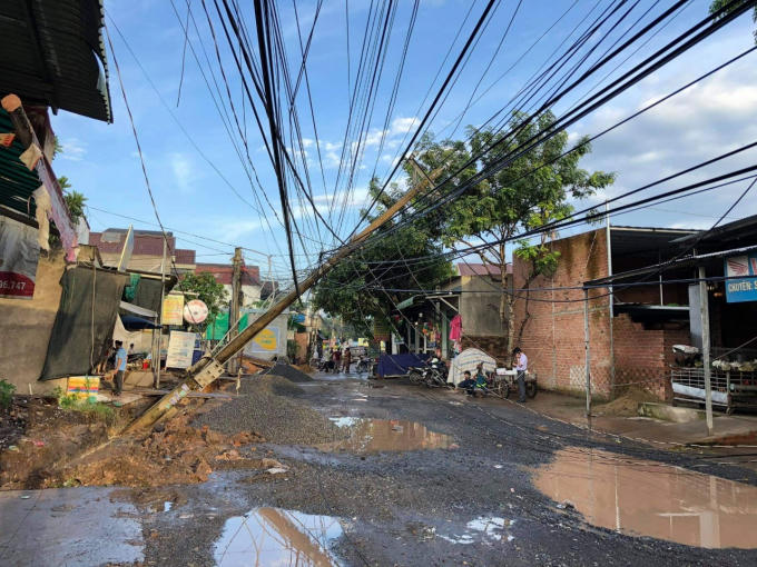 Cột điện chập cháy và đổ xuống đường.