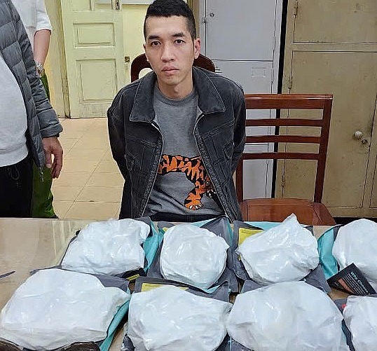 Đối tượng Trần Bá Đạt và tang vật thu giữ. Ảnh: CA Hà Nội.