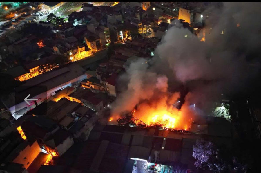 Khu nhà xưởng bốc cháy dữ dội.