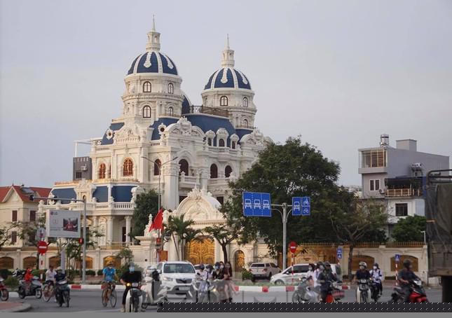 Lâu đài tráng lệ của đại gia Phát