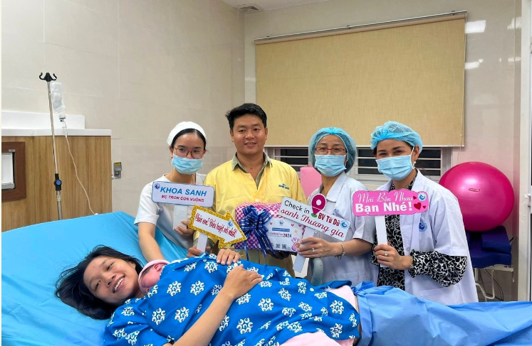 Các bác sĩ Bệnh viện Từ Dũ đã có mặt tại thời khắc thiêng liêng chào đón thiên thần nhỏ và chia vui với gia đình sản phụ.