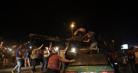 Người dân Thổ Nhĩ Kỳ phản đối đảo chính.