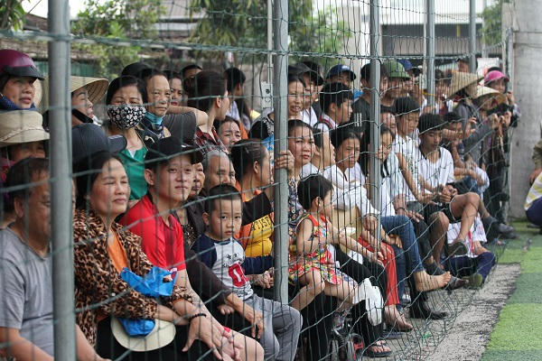 Ảnh 5: Các trận đấu có sự góp mặt của đội bóng Khối 7, lượng khán giả luôn đạt con số kỷ lục.