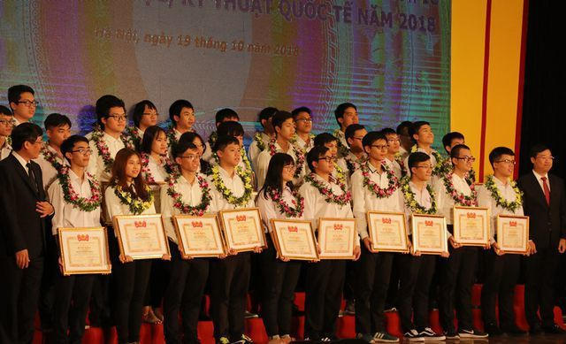 Các gương mặt đã đoạt giải thưởng Olympic quốc tế, khu vực và cuộc thi INTEL ISEF 2018. (Ảnh: Lệ Thu).