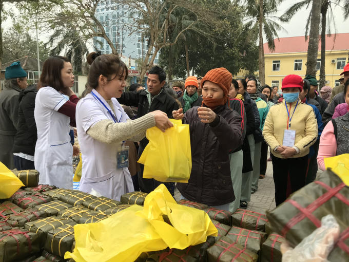Tặng bánh chưng mang hương tết sớm đến hàng trăm bệnh nhân nghèo tại Nghệ An