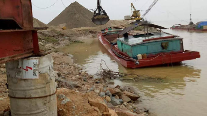 Nhiều đơn vị công khai hút, vận chuyển, kinh doanh cát khi chưa đủ điều hoạt động.
